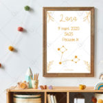 Décorez la chambre de votre enfant avec cette affiche prénom personnalisable simple et minimaliste, au fond uni et sa jolie constellation illustrant son signe astrologique.