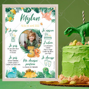 Affiche anniversaire dinosaure personnalisée avec prénom, âge et exploits de l’enfant, illustration douce sur le thème des dinosaures.