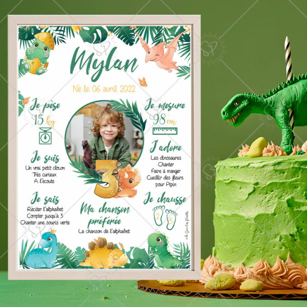 Affiche anniversaire dinosaure personnalisée avec prénom, âge et exploits de l’enfant, illustration douce sur le thème des dinosaures.