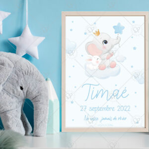 Décorez la chambre de votre enfant avec cette affiche prénom personnalisable et ses jolis éléphants dans les nuages dans les tons de bleus.