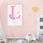 Décorez la chambre de votre enfant avec cette affiche lettre initiale rose et ses jolies fleurs.