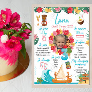 Célébrez l’anniversaire de votre enfant avec cette affiche personnalisable sur le thème d'Hawaï avec ses feuilles tropicales, ses fleurs, l'océan et la plage