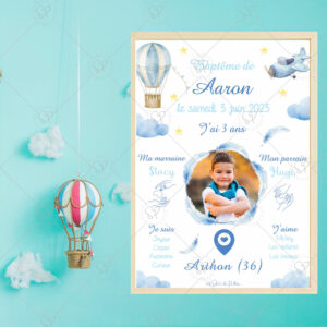 Immortalisez le baptême de votre enfant ou de votre filleul(e) avec cette affiche aérienne bleue, son avion vintage, sa montgolfière et ses nuages à l'aquarelle