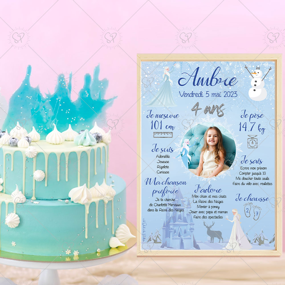 Une affiche anniversaire sur les tons de bleu, avec des petits flocons, un bonhomme de neige, un château de glace, un cerf et de jolies princesses de glace, qui viendra compléter votre déco pour la fête, à installer à côté du gâteau.