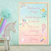 Décorez la chambre de votre enfant avec cette affiche féerique aux couleurs de l'arc-en-ciel, sa jolie petite fée, sa licorne et sa sirène accompagnant la citation façon mantra "Danse avec les fées, envole-toi sur une licorne, nage avec les sirènes et poursuis toujours tes rêves".