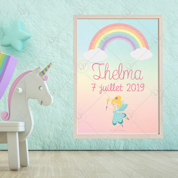 Décorez la chambre de votre enfant avec cette affiche prénom personnalisable, son arc-en-ciel et sa jolie fée