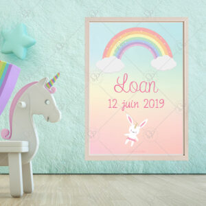 Décorez la chambre de votre enfant avec cette affiche prénom personnalisable, son arc-en-ciel et son lapin licorne