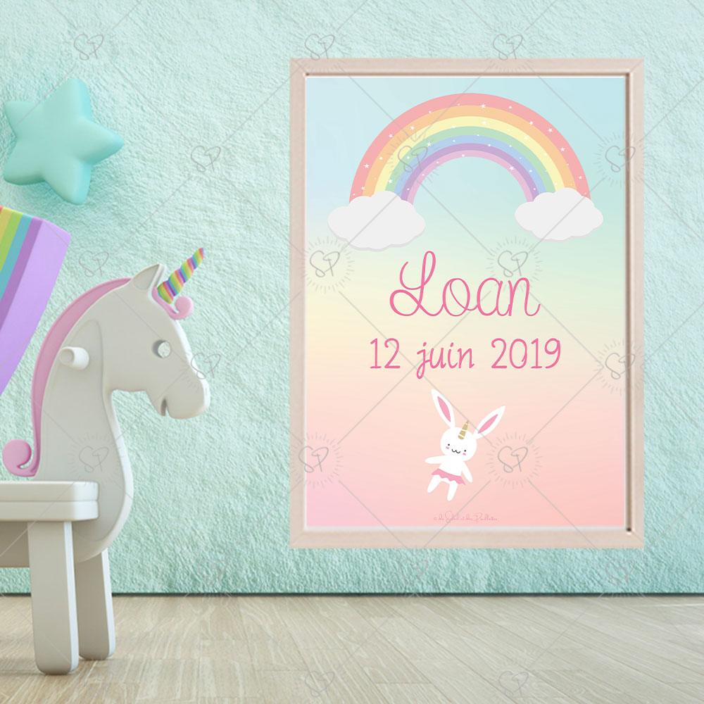 Décorez la chambre de votre enfant avec cette affiche prénom personnalisable, son arc-en-ciel et son lapin licorne