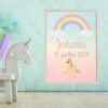 Décorez la chambre de votre enfant avec cette affiche prénom personnalisable, son arc-en-ciel et sa licorne