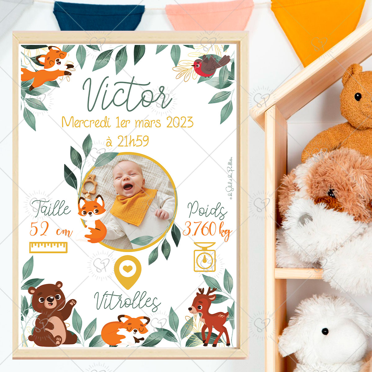 Immortalisez la naissance de votre enfant avec cette affiche personnalisable, ses feuilles tropicales et dorées et ses adorables animaux de la forêt tels que le renard, le renne et l'ours.