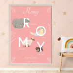 affiche alphabet animaux Romy couleur rose avec un rhinocéros et son bébé, une otarie, un mouton et un yorkshire