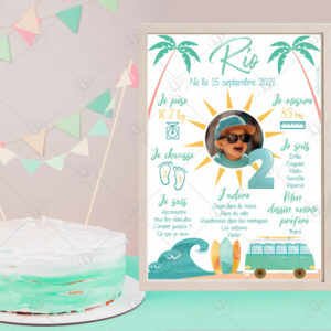 Célébrez l’anniversaire de votre enfant avec cette affiche personnalisable sur le thème du road trip, du voyage et de la van life avec des palmiers, la plage et le surf.