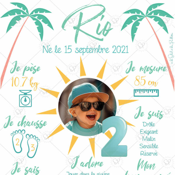 Cette affiche anniversaire van life, road trip et voyage est ensoleillée avec des palmiers, la plage, un van et des planches de surf, pour compléter votre déco d'anniversaire