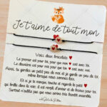 Un petit bracelet avec un coeur, à nouer au poignet de votre enfant et un autre à nouer à votre poignet, que vous pourrez accompagner des mots écrits sur la petite carte et ses renards