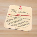 Le bracelet magique du Père Noël, à nouer, pour rester sage, est disponible dans la version mini et maxi du kit magie de Noël.