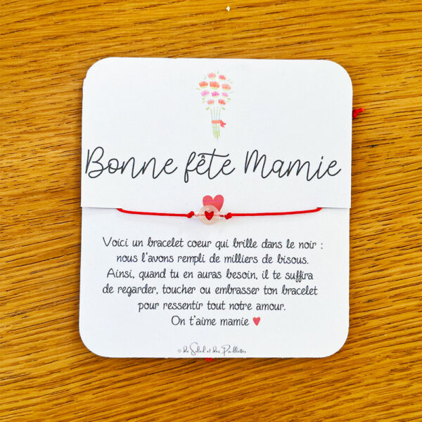 Le bracelet coeur est accompagné d'une petite carte avec un message d'amour pour mamie