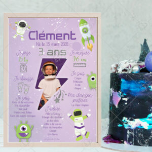 Célébrez l’anniversaire de votre enfant avec cette affiche personnalisable sur le thème de l'espace et des astronautes, violet, vert et argenté