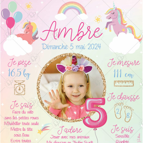 Une affiche anniversaire sur laquelle on retrouve en plus des licornes des nuages et des ballons pour le côté festif qui viendra compléter votre déco pour la fête, à installer à côté du gâteau.