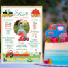 Célébrez l’anniversaire de votre enfant avec cette affiche personnalisable et ses tracteurs rouge et vert accompagné de mignons animaux de la ferme.