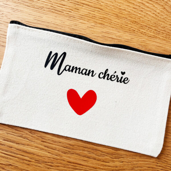 Une trousse pour ranger du bazar ou du maquillage, personnalisée avec un petit nom d'amour pour sa maman, maman chérie ou autre ce votre choix