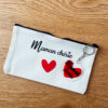 Le kit fête des mères comprend une trousse personnalisée avec un porte clef en acrylique maman chérie + coeur rouge