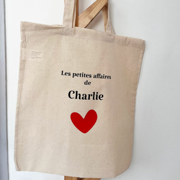 Un tote bag personnalisé pour identifier les affaires de votre enfant accompagné d'un coeur