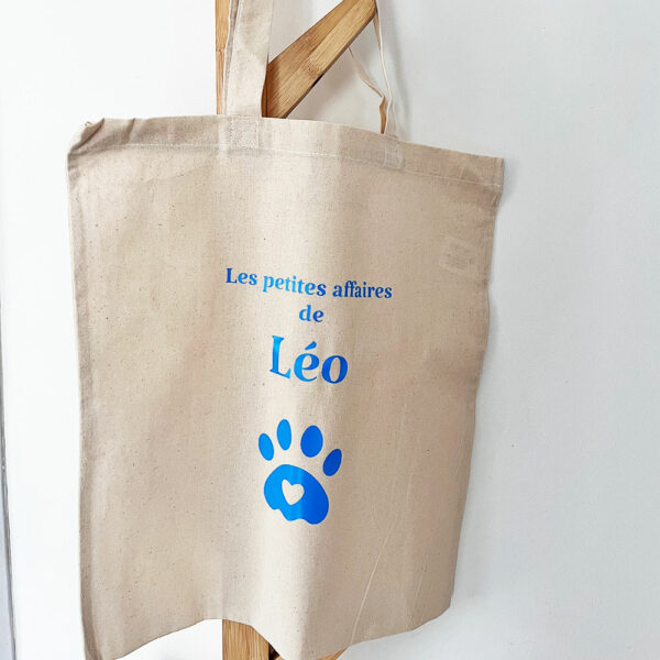 un tote bag personnalisé pour garder le rechange ou les affaires de votre enfant accompagné d'un symbole pate de chien pour les a&moureux des animaux