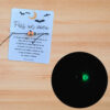 Bracelet magique lumineux pour enfant, cordon noir avec symbole d’Halloween et petite lune phosphorescente.
