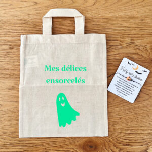 Un petit sac pour récolter les bonbons et un bracelet magique qui s’illumine dans le noir pour une soirée d’Halloween inoubliable !