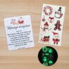 Le chapitre 3 du kit magie de noël contient des tatouages lumineux de Noël, à appliquer pour que le Père Noël repère les enfants sages depuis le ciel pendant sa tournée