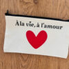 trousse personnalisée à la vie à l'amour avec picto coeur rouge, un joli cadeau plein d'amour pour une personne que l'on aime