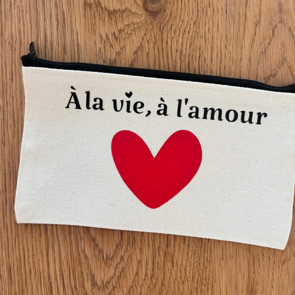trousse personnalisée à la vie à l'amour avec picto coeur rouge, un joli cadeau plein d'amour pour une personne que l'on aime