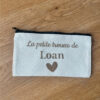 la trousse se personnalise avec un prénom et/ou une phrase de votre choix en doré + picto