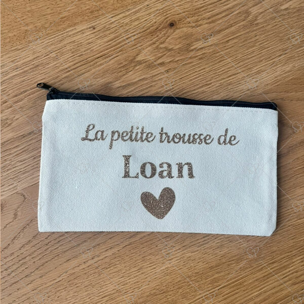 la trousse se personnalise avec un prénom et/ou une phrase de votre choix en doré + picto