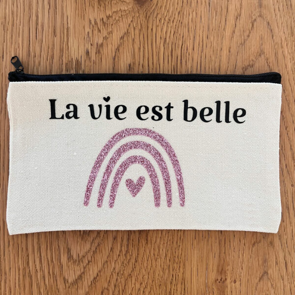 Offrez un cadeau unique avec cette trousse personnalisable. Idéal pour Noël, anniversaire ou toute occasion spéciale. Plusieurs couleurs d'écriture et picto.