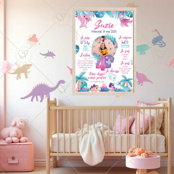 Affiche dinosaure girly personnalisée accrochée dans une chambre d’enfant, décoration murale douce et ludique.