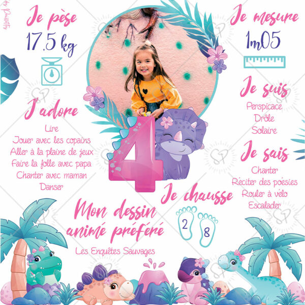 Détail des illustrations de dinosaures girly sur l’affiche anniversaire, avec stégosaure, tricératops et ptérodactyle dans un univers pastel.