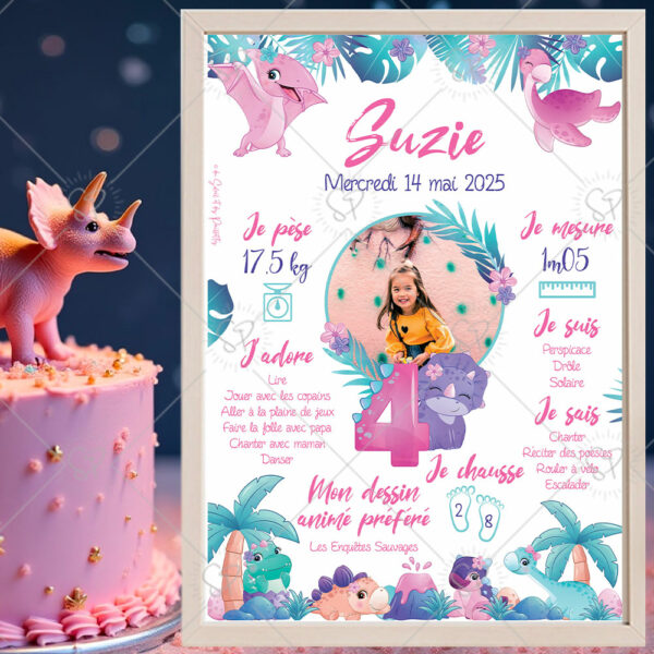 Décoration d’anniversaire enfant avec affiche dinosaure girly personnalisée installée à côté d’un gâteau sur le thème des dinosaures.