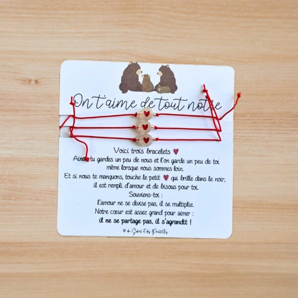 Trio de bracelets cœur lumineux et carte 'On t’aime de tout notre cœur', cadeau naissance pour futur grand frère ou grande sœur, symbole d’amour et de lien familial.
