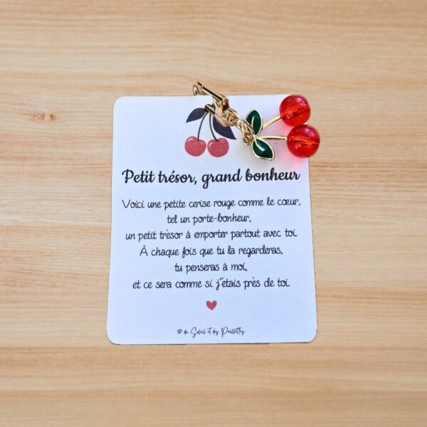 Un porte clé cerise avec une petite carte aux mots tendres, pensée pour faire naître une émotion à chaque regard.