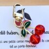 Accroché à un sac ou à un trousseau de clés, ce porte-clé cerise accompagne le quotidien et rappelle un lien précieux à l'amie, la soeur, la collègue qui la reçoit