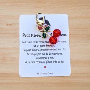 Ce porte-clé cerise, accompagné de sa petite carte poétique, a été imaginé comme un petit trésor à offrir.