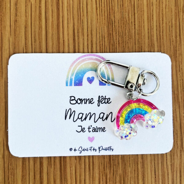 Un bout de ciel argenté et pailleté à emporter partout avec soi… le porte clé arc en ciel est le cadeau parfait pour une maman chérie