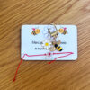 Porte-clé abeille Queen Bee et sa carte message merci pour cette année accompagnés d'un bracelet cœur lumineux à nouer option cadeau maîtresse ou fête des mères