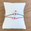 Bracelet cœur lumineux à nouer disponible en cordon noir, blanc ou rouge avec cœur rouge - option à ajouter au coffret trousse abeille Queen Bee et porte-clé