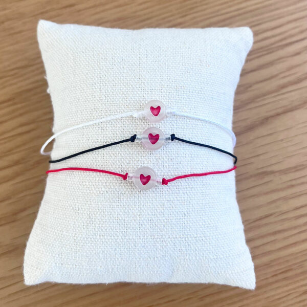 Bracelet cœur lumineux à nouer disponible en cordon noir, blanc ou rouge avec cœur rouge - option à ajouter au coffret trousse abeille Queen Bee et porte-clé
