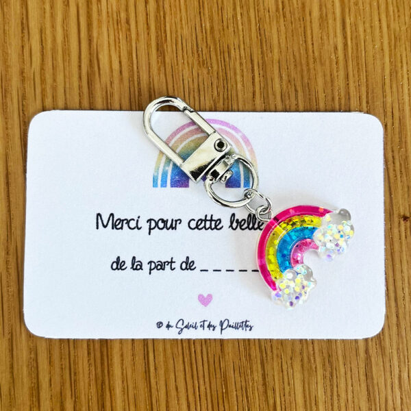 Un porte-bonheur coloré à emporter partout — la jolie façon de dire merci à une nounou ou une atsem qui le mérite tant