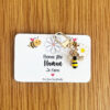 Le porte-clé abeille s’accompagne d’une mini carte cadeau illustrée à message doux et symbolique