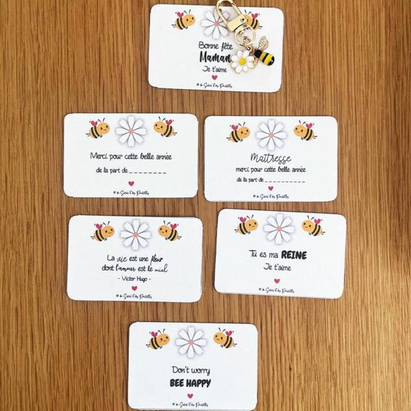 La carte cadeau qui accompagne le porte-clé est personnalisable au choix pour maman, maîtresse, ATSEM, nounou ou marraine