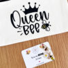 La trousse Queen Bee illustrée d’une abeille et d’une couronne s’accompagne d’une carte et d’un porte-clé assorti parfait pour un cadeau